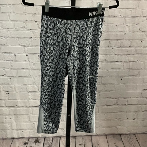 Nike Pro Printed Cropped Leggings Size Small - Picture 1 of 4